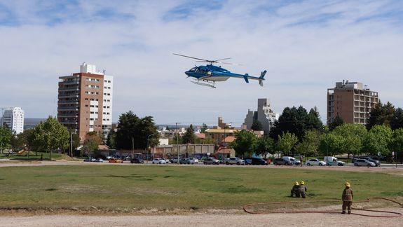 La llegada del helicóptero en vuelo sanitario en el acceso norte a Neuquén / Fotos