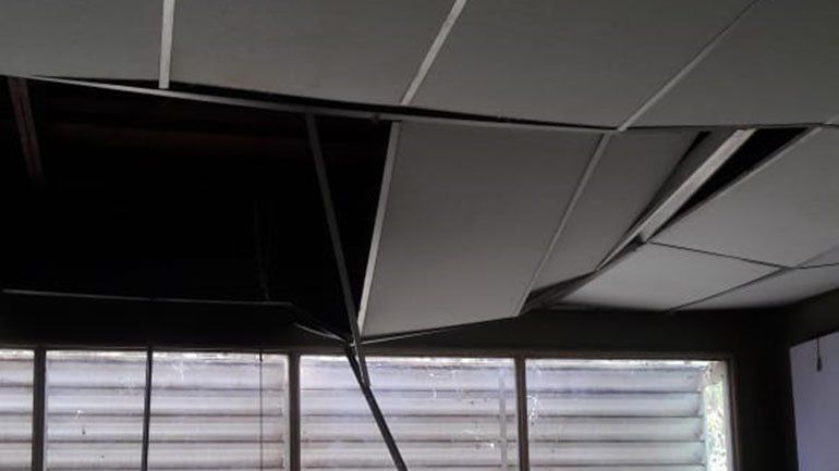 Susto: un tanque de agua cayó dentro de un aula en el IFD