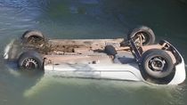 El Renault Clío quedó semisumergido en el canal de riego paralelo a la Ruta 151. Un joven falleció en el incidente. El Renault Clío quedó semisumergido en el canal de riego paralelo a la Ruta 151. Un joven falleció en el incidente.