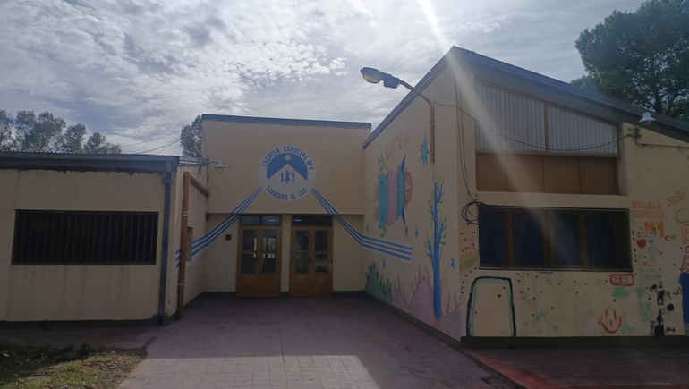 Explosión en la escuela especial un día antes del inicio de clases: evacuaron a docentes, auxiliares y padres