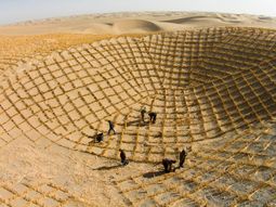 China y su objetivo: detener el avanace del desierto y recuperar tierras para la producción. China y su objetivo: detener el avanace del desierto y recuperar tierras para la producción.