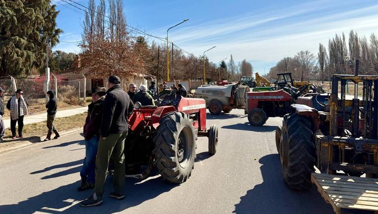 El corte de la calle del consorcio de riego por parte de los productores de Centenario.