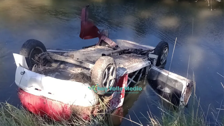 El vehículo quedó volcado sobre un canal durante el rally / Foto