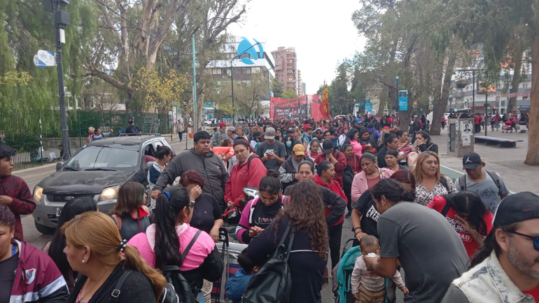 Tránsito complicado por los cortes de organizaciones sociales y ATE