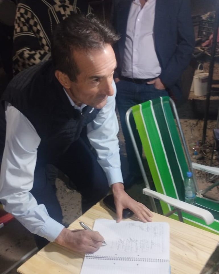 El ministro de Gobierno, Jorge Tobares, firmando el acta acuerdo con la Confederación Mapuche.