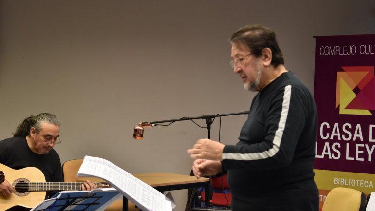 El Grupo Coral Neuquén, la Camerata del Comahue y el cuarteto de guitarras, más el tenor Jorge de los Ríos y Pancho Casado en narración, serán los dirigidos de Reinaldo 