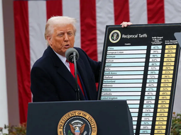 Donald Trump al presentar los aranceles meses atrás Donald Trump al presentar los aranceles meses atrás