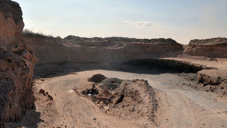 El antes y después del robo de áridos en la barda