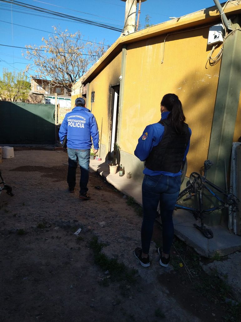 Personal del Departamento de Seguridad Personal durante los allanamientos en Centenario y Vista Alegre Personal del Departamento de Seguridad Personal durante los allanamientos en Centenario y Vista Alegre