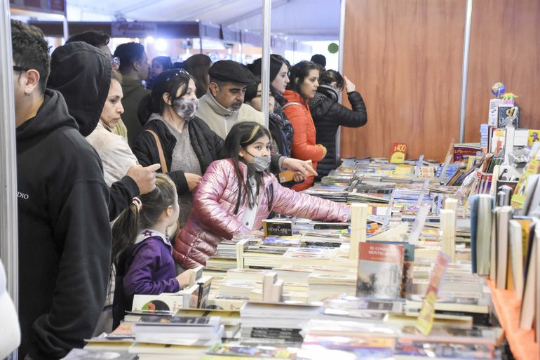 Viernes de literatura, fútbol, educación y magia en la Feria del Libro