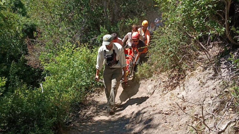 La turista tuvo que ser rescatada tras la caída del caballo.
