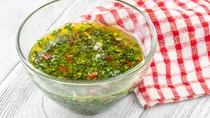 Cómo hacer el mejor chimichurri para asado, vital para realzar el sabor de la parrilla Cómo hacer el mejor chimichurri para asado, vital para realzar el sabor de la parrilla