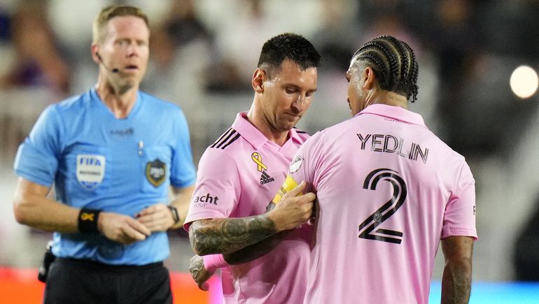 Lionel Messi le dejó la cinta de capitán a Yedlin tras ser sustituido.