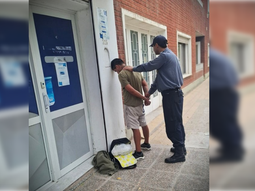 El sospechoso fue detenido tras un fuerte operativo en el centro de Cipolletti. Foto: Policía de Río Negro. El sospechoso fue detenido tras un fuerte operativo en el centro de Cipolletti. Foto: Policía de Río Negro.