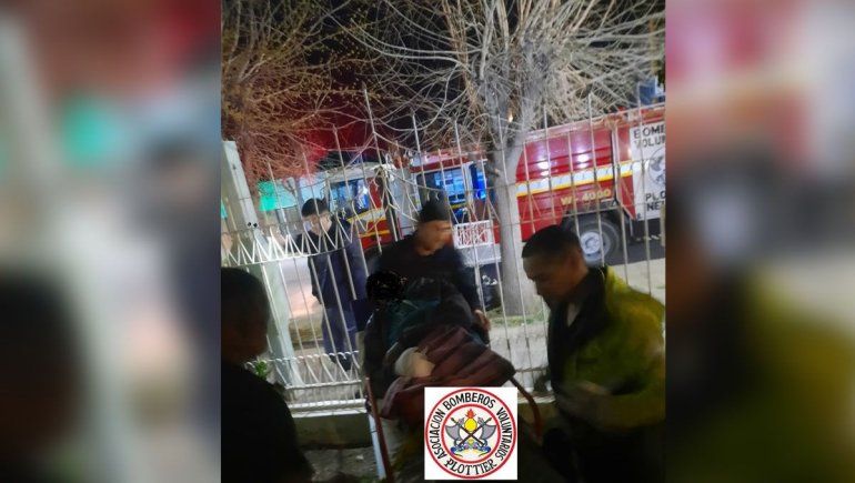 Hechos insólitos: un hombre se clavó en una reja, y clientes fueron derivados al hospital con ojos irritados