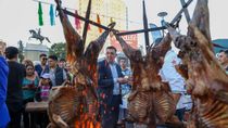 en 14 fotos: con coccion en vivo se lanzo la fiesta del chivito en el monumento