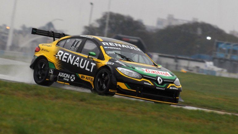 Leonel Pern&iacute;a cerr&oacute; un s&aacute;bado perfecto para Renault al quedarse con la carrera clasificatoria del S&uacute;per TC2000 en el aut&oacute;dromo de Buenos Aires. Urcera termin&oacute; 11mo.
