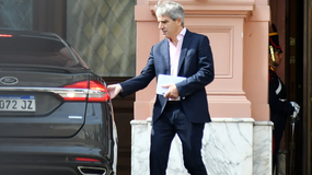 El ministro Caputo lanzó una dura advertencia a las automotrices