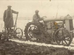 Las primeras imagenes de la Chacra Agrícola Experimental de Cinco saltos, manejada por ingleses. Año 1919. (Gentileza: Libro de los 100 años de Cinco Saltos) Las primeras imagenes de la Chacra Agrícola Experimental de Cinco saltos, manejada por ingleses. Año 1919. (Gentileza: Libro de los 100 años de Cinco Saltos)