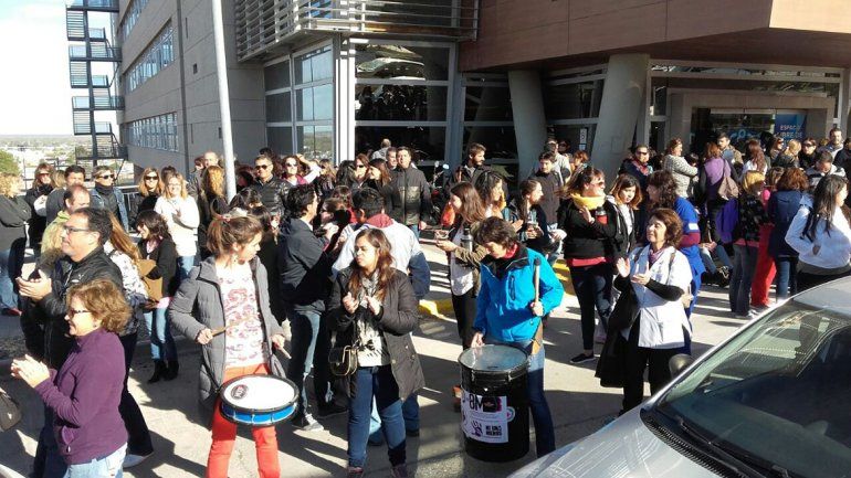 Sólo atienden guardias en los hospitales por una protesta