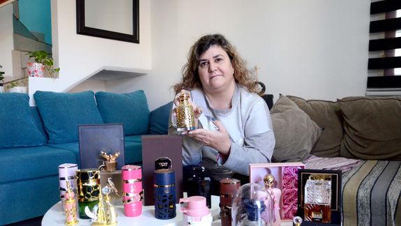 Tiene una colección de más de 140 perfumes y hoy cautiva a los neuquinos con un emprendimiento de fragancias árabes