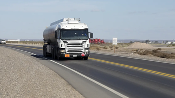 Camioneros en Río Negro se negaría a realizar horas extra. Camioneros en Río Negro se negaría a realizar horas extra.