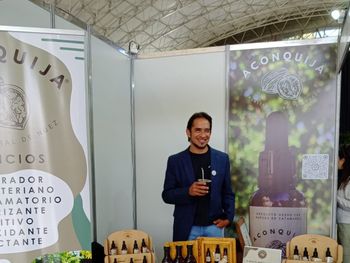El médico Valentín Lobo en General Roca, donde produce su aceite de nuez Aconquija. El médico Valentín Lobo en General Roca, donde produce su aceite de nuez Aconquija.