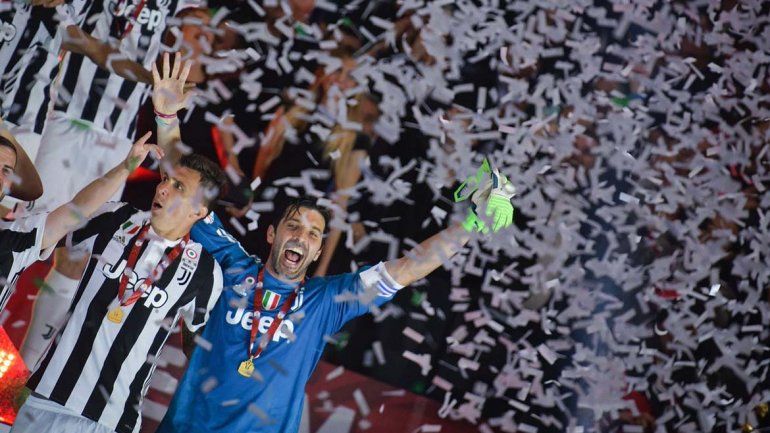 Buffon se va de la Juventus pero no del arco