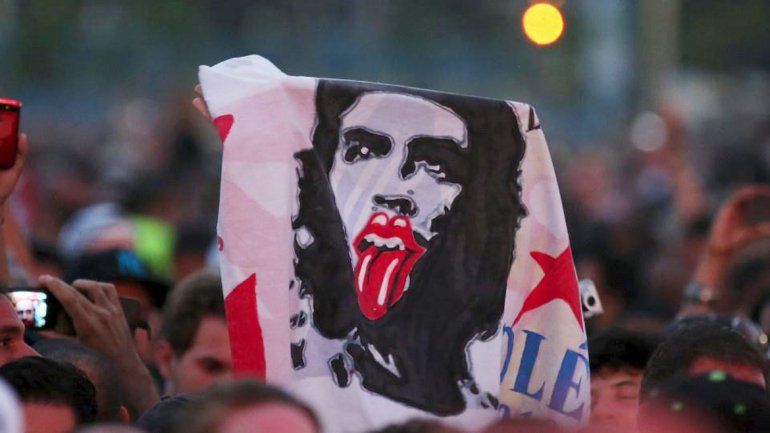 La figura del Che Guevara con la clásica lengua de la banda