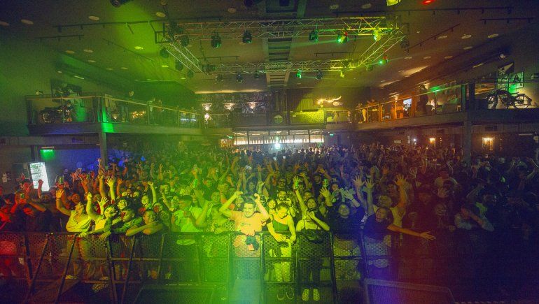 En la previa del Día del Amigo, Asquerosa Alegría y Clase G se presentarán en Mood Live. En la previa del Día del Amigo, Asquerosa Alegría y Clase G se presentarán en Mood Live.