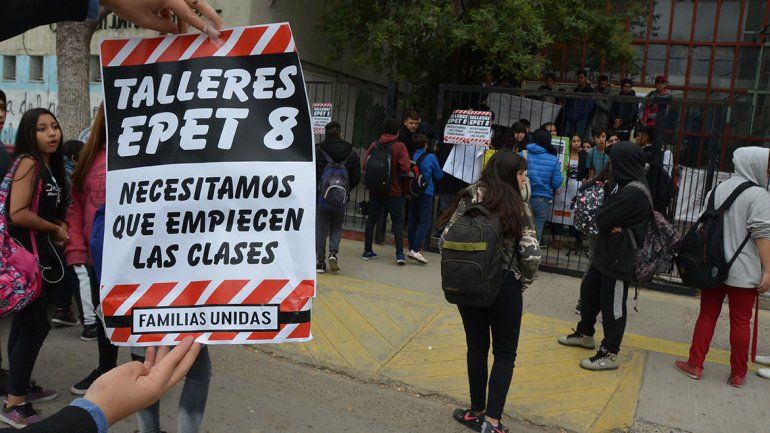 Los alumnos de la EPET 8 protestaron y suspenden clases