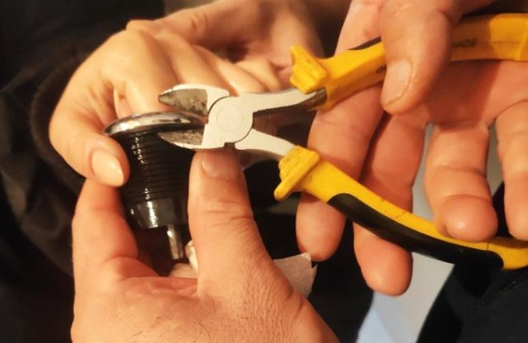 Los bomberos retiraron el artilugio mecánico y liberaron el dedo de la joven turista cortándolo con un alicate. Los bomberos retiraron el artilugio mecánico y liberaron el dedo de la joven turista cortándolo con un alicate.