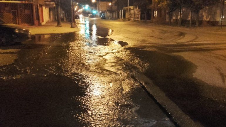 Otra vez un caño roto inunda las calles del bajo neuquino
