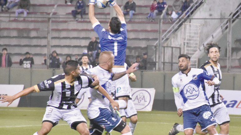 Alasia descuelga un centro. El arquero albinegro tuvo algunas buenas intervenciones.&nbsp;