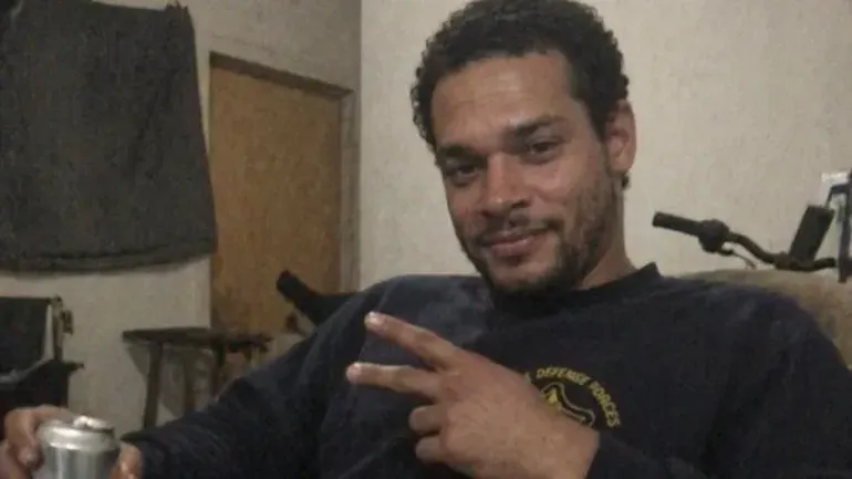 Cole Allen, el responsable del tiroteo, posa con un arma en su casa Cole Allen, el responsable del tiroteo, posa con un arma en su casa