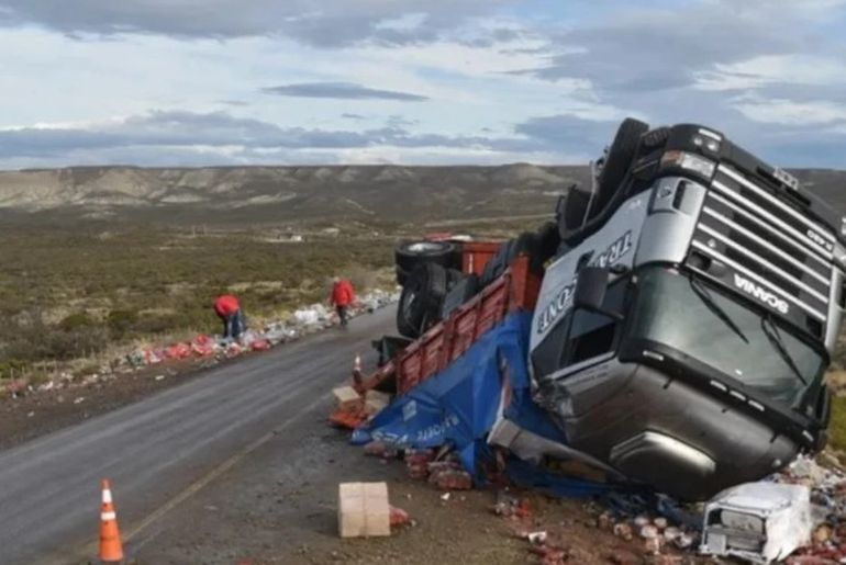 Un camión que llevaba alimentos y electrodomésticos volcó en Santa Cruz. Un camión que llevaba alimentos y electrodomésticos volcó en Santa Cruz.