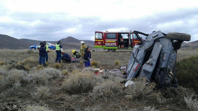 Uno de los hombres quedó atrapado en el habitáculo del auto.