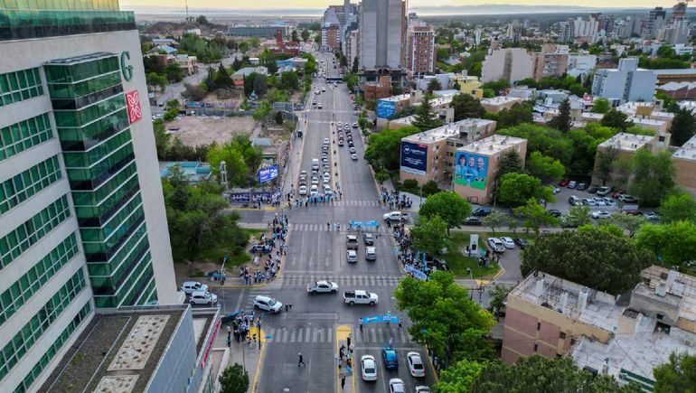 Postales de una mañana de campaña de La Neuquinidad. Postales de una mañana de campaña de La Neuquinidad.