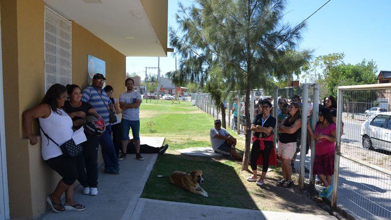 Castración: unas 70 personas se quedaron sin turno para sus mascotas y estallaron en furia