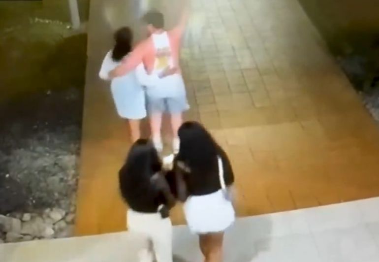 Las cámaras de seguridad tomaron imágenes de la joven que desapareció en Punta Cana, junto a sus amigos. Las cámaras de seguridad tomaron imágenes de la joven que desapareció en Punta Cana, junto a sus amigos.