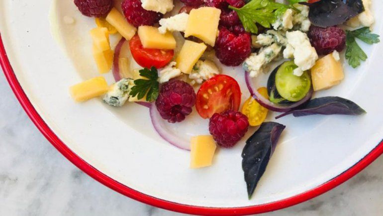 Receta fresca: ensalada de queso ahumado y frambuesas