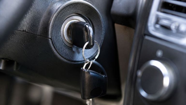 La Justicia consideró que dejar el auto encendido y sin seguro no alcanzó para excluir la cobertura de la aseguradora.