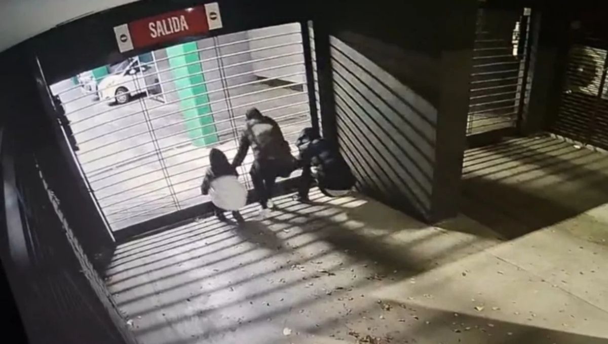 Alarma en Santa Genoveva: cinco adolescentes intentaron forzar el portón de un edificio