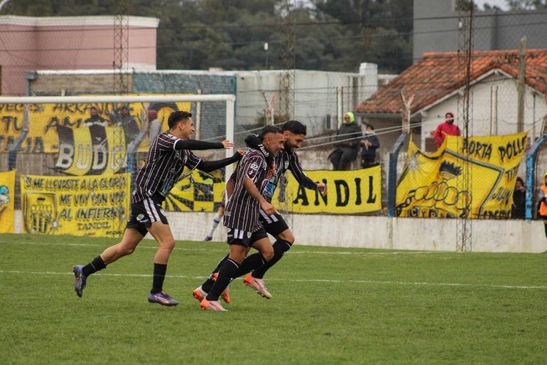 Ricardo Dichiara ya jug&oacute; su primer partido con la camiseta de Cipo. Fotos: gentileza Josefina Oscares