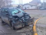 El Chevrolet Spin tras el choque impacto contra una columna de la plazoleta de Alem. 