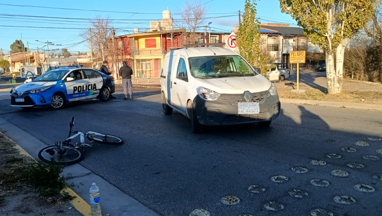 Un ciclista llevaba una garrafa, lo chocó una camioneta y tuvo que ser trasladado a una clínica