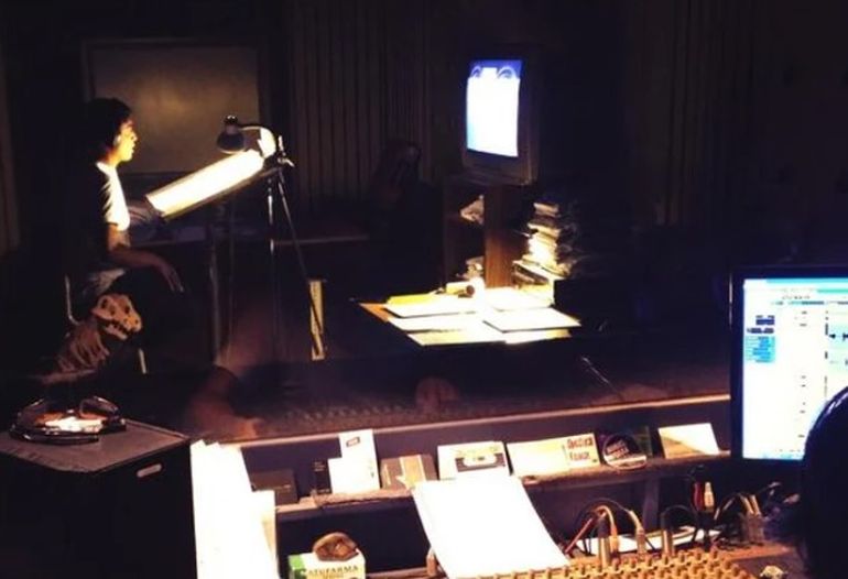 El locutor y doblajista de Santa Cruz en acción, en el estudio de grabación. El locutor y doblajista de Santa Cruz en acción, en el estudio de grabación.