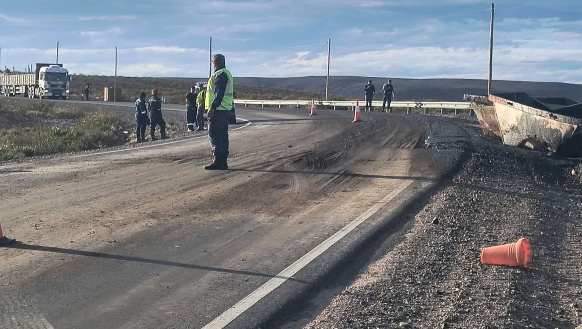 Un camión volcó sobre Ruta 5 contenedores de barro y petróleo.