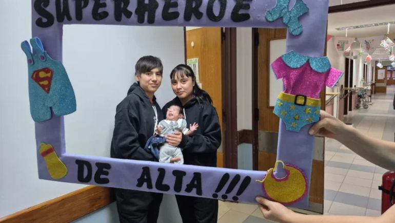 Santa Cruz: dieron de alta a Ángel Fuentes. Había sido dado por muerto al nacer.