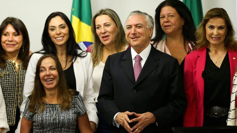 El brasileño quiso quedar bien con ellas y terminó en el ojo de la tormenta.